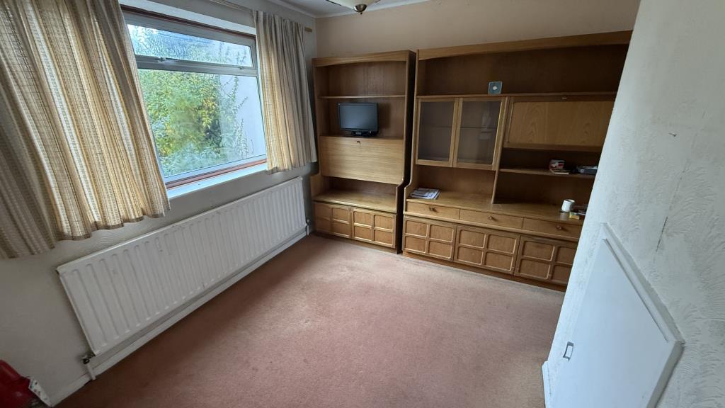 Lot: 115 - VACANT HOUSE IN NEED OF REFURBISHMENT AND REPAIR - Internal image of dining area from kitchen